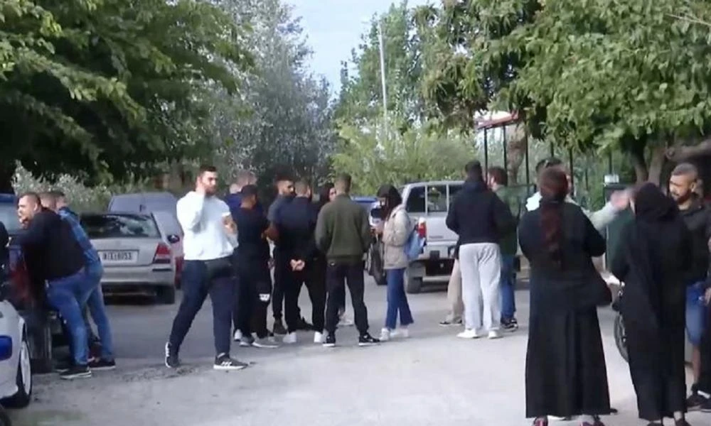 Πάντα τα ίδια οι Ρομά! Βάζουν φωτιές Θήβα-Ασπρόπυργο σε σπίτια και ΙΧ για τον θάνατο του 17χρονου (βίντεο)